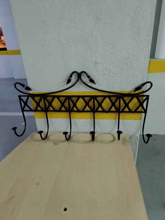 Cabide em metal, pintado de preto