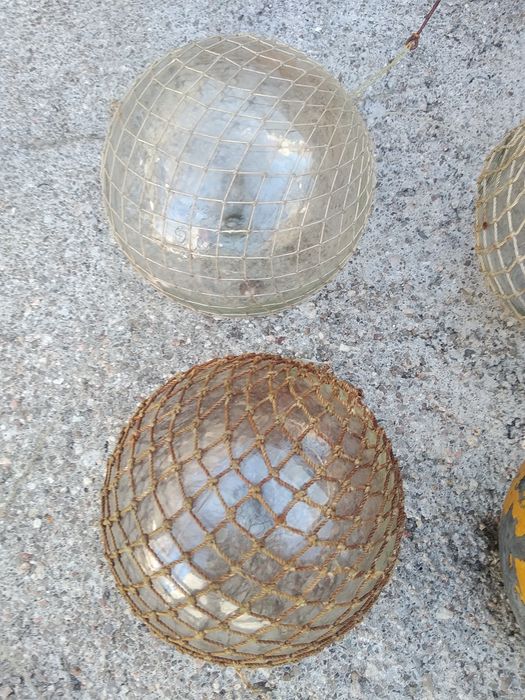 Bóias antigas de pesca em vidro e uma de plástico