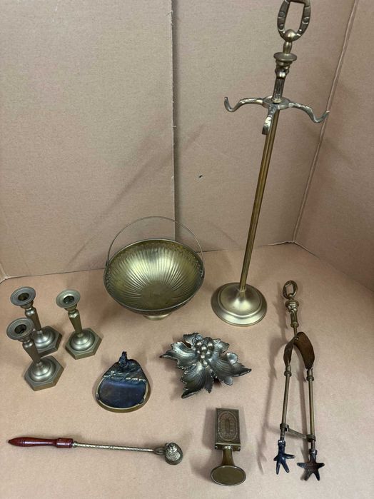 Różne ozdobne wyroby z mosiądzu