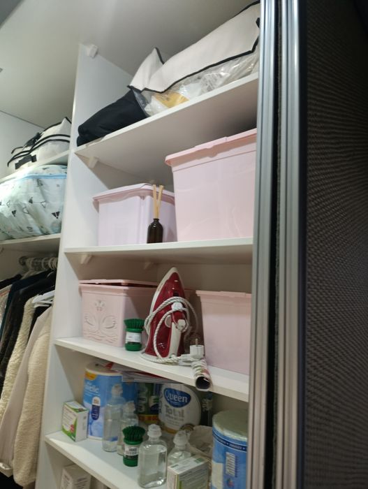 Sprzedam Garderobę wraz z drzwiami przesuwnymi.