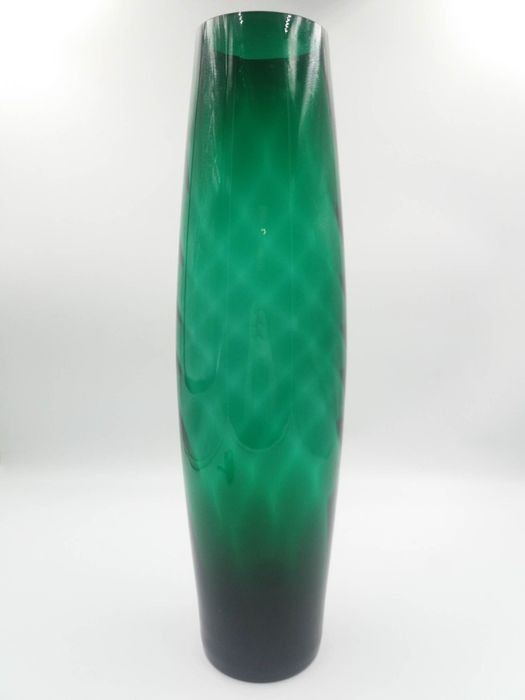 Piękny wysoki szklany szmaragdowy wazon optyczny Huta Sudety Szczytna
