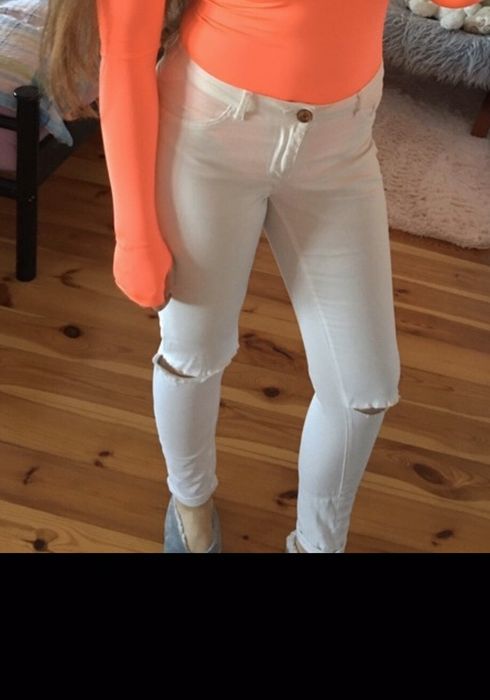 Spodnie z wysokim stanem z dziurami