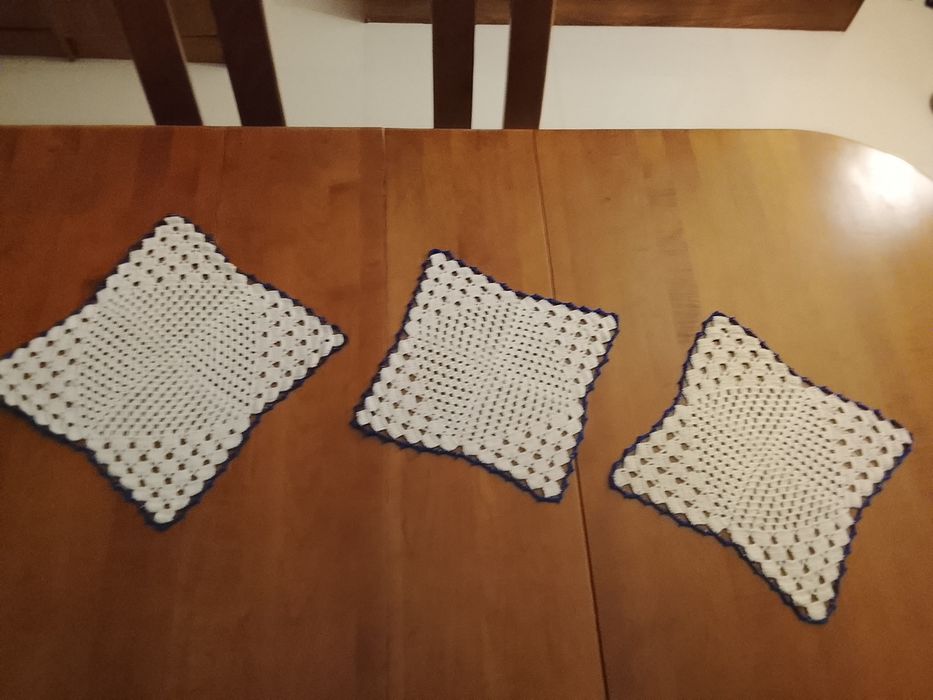 Conjunto de três naperons em renda