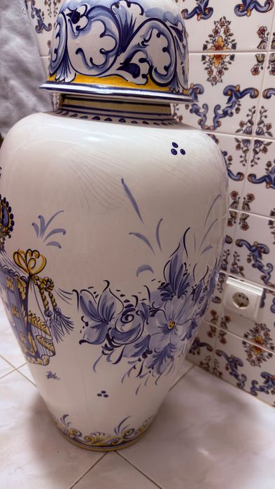 Hand-painted porcelain pot437155956671139841