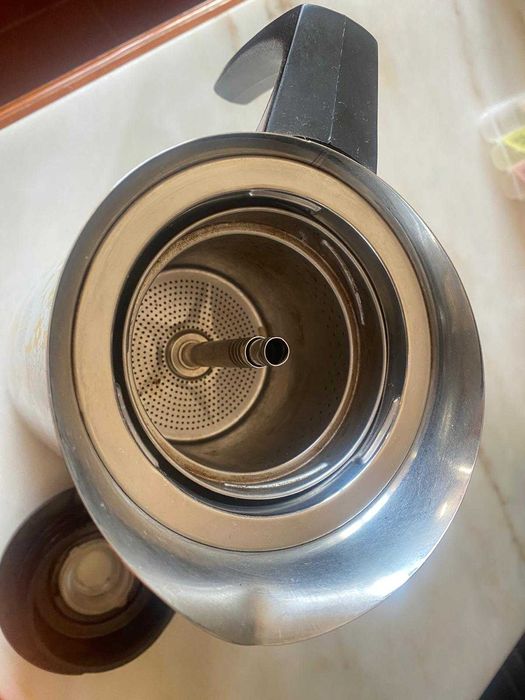 Cafeteira vintage Corning Ware com o padrão "Floral Bouquet". 1970