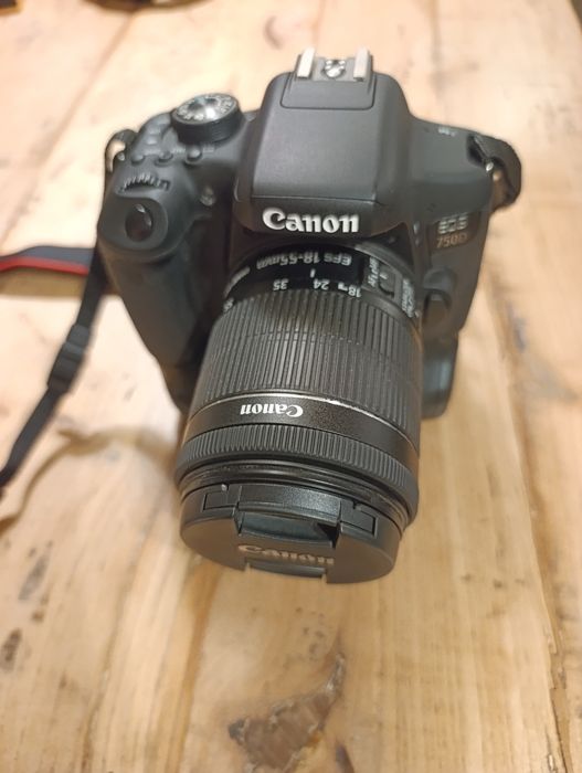 Canon EOS 750D + 18-55mm + Grip + 2 Baterias