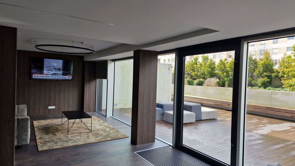 Estúdio TO em prédio de luxo, com portaria 24h, lugar de garagem e arrumos, no Porto (Circunvalação, Sra.Hora)