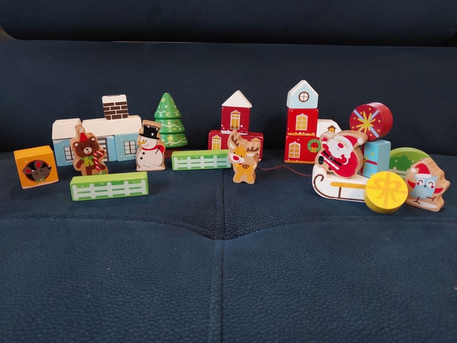 Zestaw drewnianych klocków świątecznych