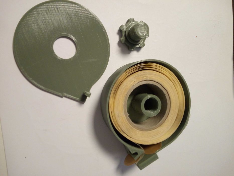 Dyspenser do taśmy na naklejki strzeleckie