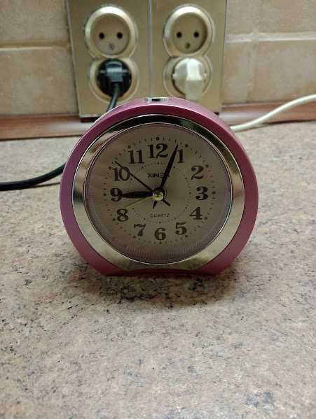 Кварцевые настольные часы с подсветкой