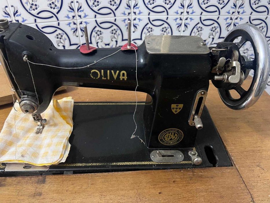 Máquina de Costura Antiga Oliva CL 45 com Móvel