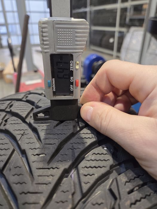 NOKIAN 235 60 R18 zima