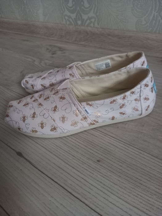 Продам слипоны TOMS