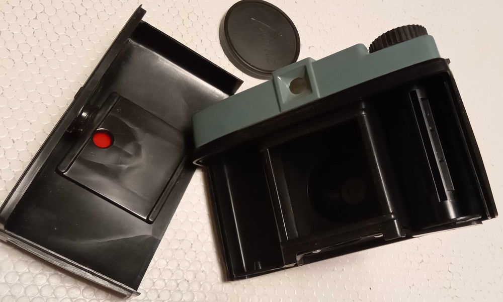 Maquina de fotos "DIANA", muito antiga, de rolo