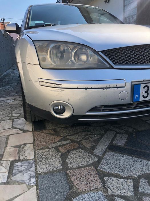 Ford Mondeo 2.0 TDCi Ghia (2001) – Muito Estimado, Bancos em Couro e Teto Panorâmico