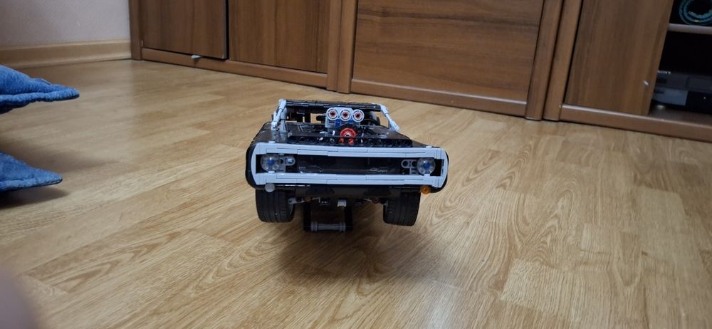 Продаю б/у лего техник машину додж чанжер