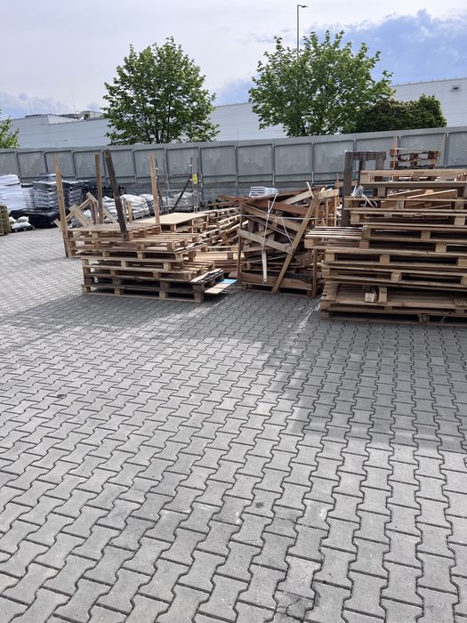 Drewno na opał / uszkodzone palety, płyty sklejki itp.