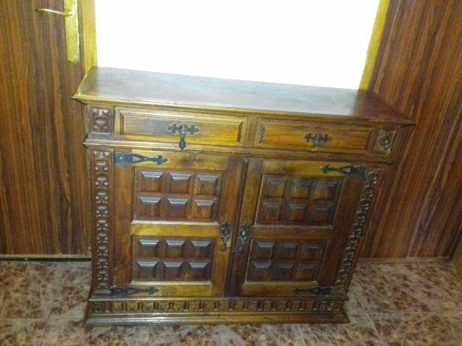 Móvel com estilo clássico em mogno maciço.