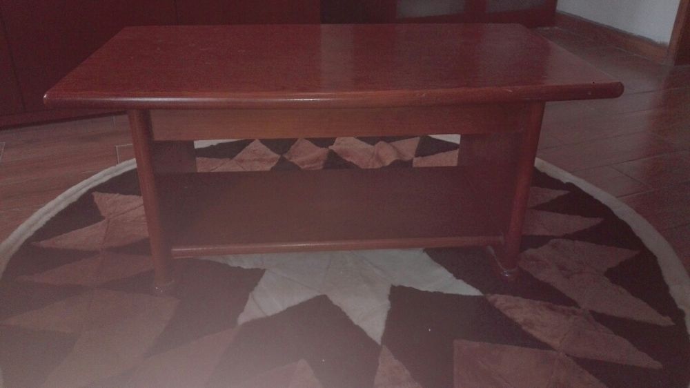 Mesa de centro em madeira maciça