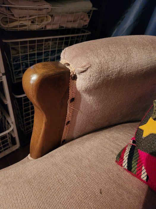 Poltrona em tecido e madeira