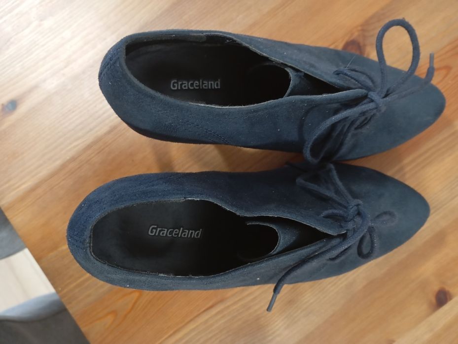 Modne buty damskie.