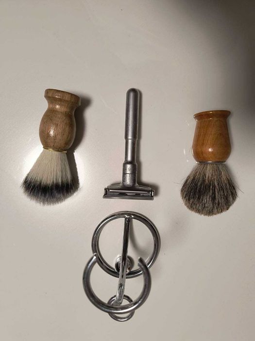 Zestaw do golenia z pędzlami z włosia borsuka