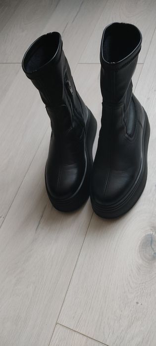 Жіноче зимове шкіряне взуття