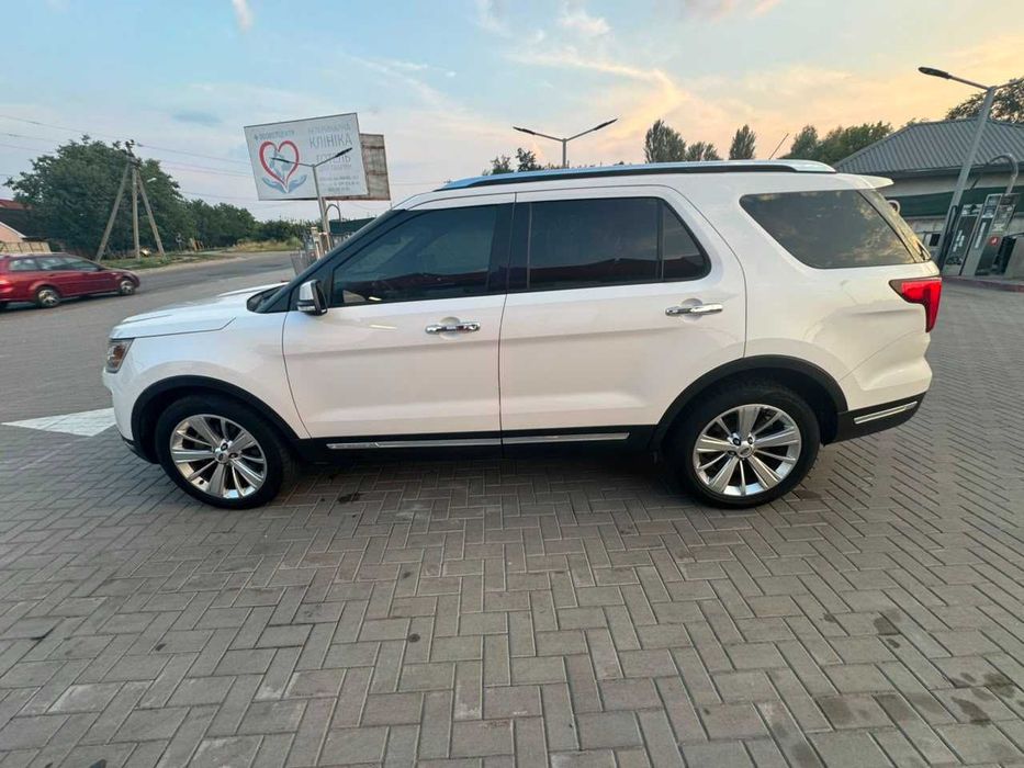 автомобіль форд експлоер
