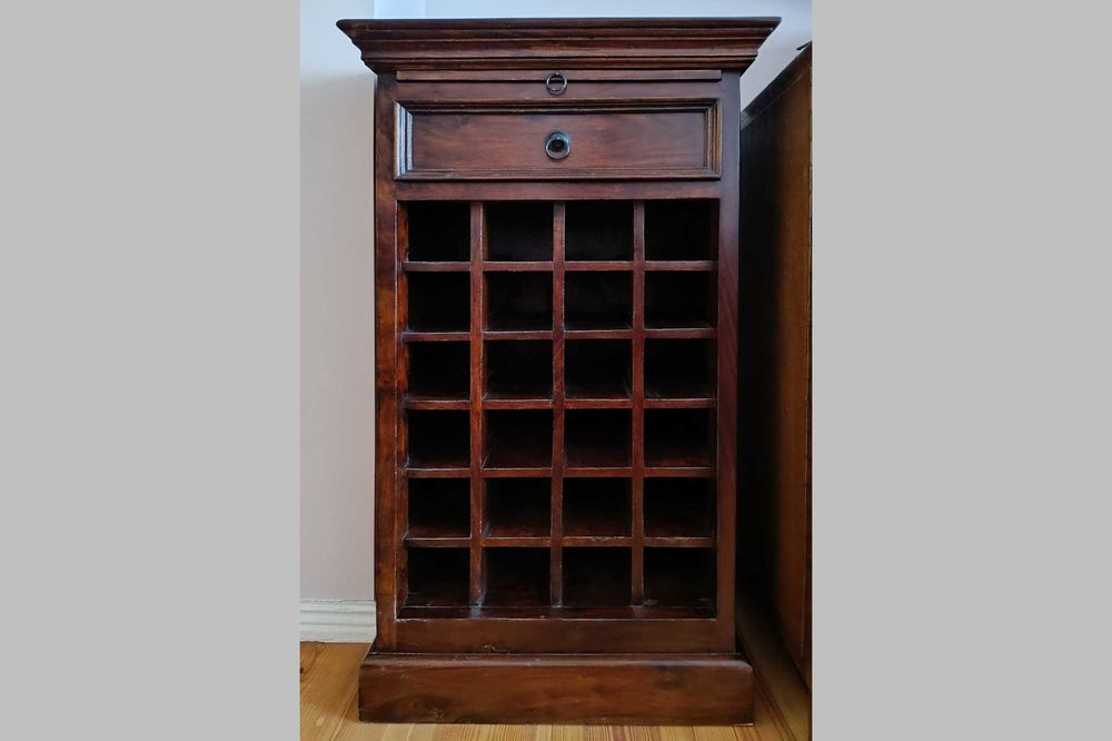 Elegancka szafka na wino zrobiona z palisandru, marki Almi Decor
