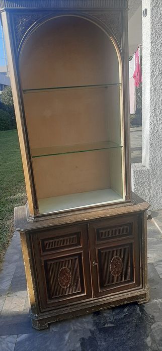Vitrine lacada trabalhada