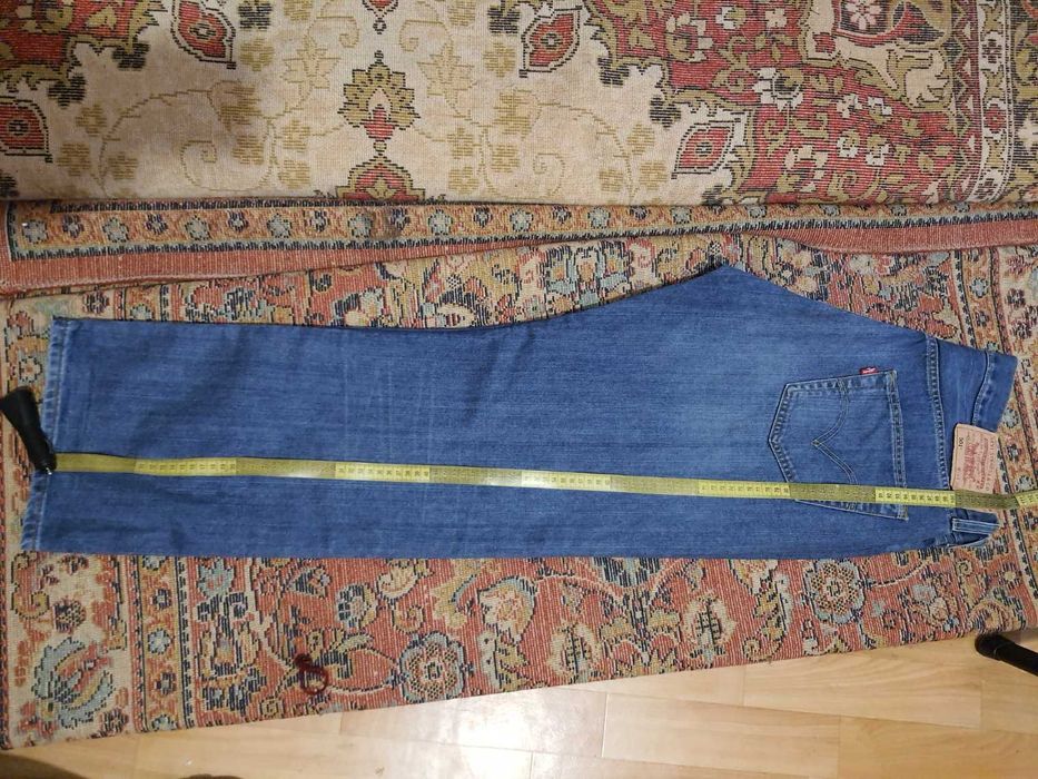 Продам джинсы LEVIS
