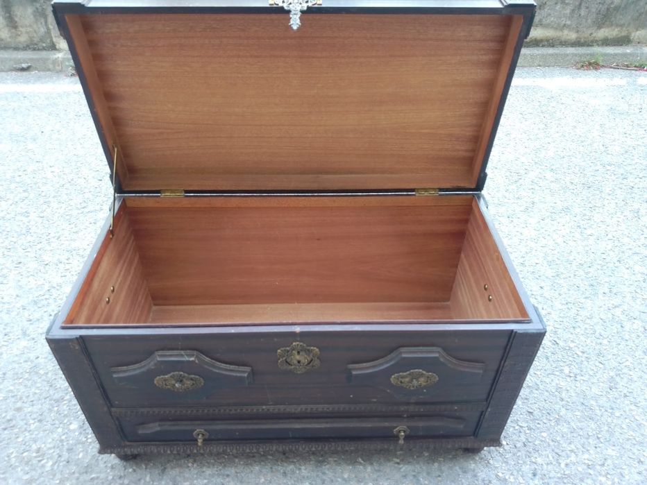 Arca trabalhada em madeira