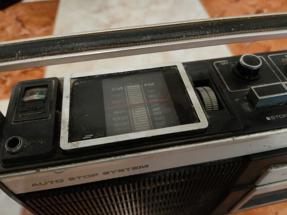 Radio sanyo antigo