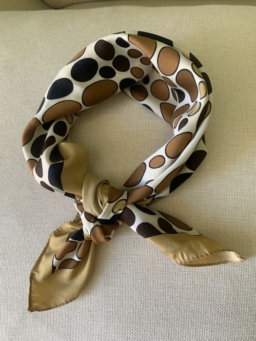 Damska apaszka z motywem kamieni.