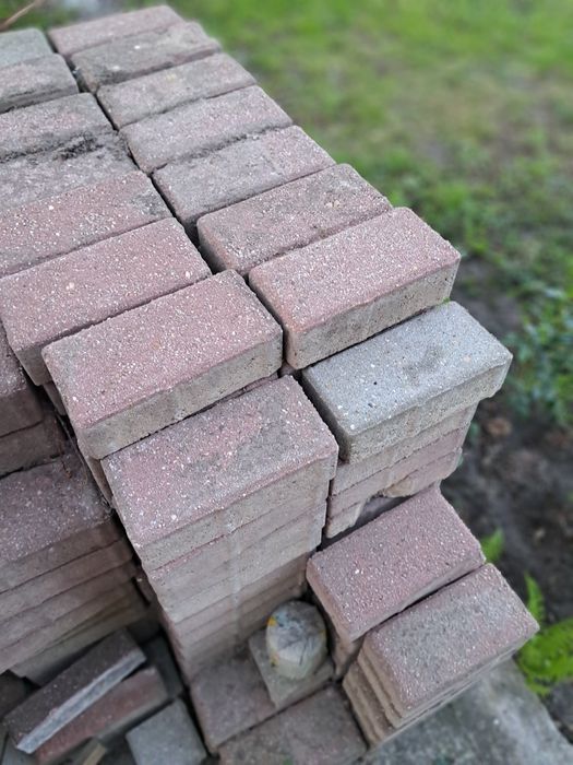 Krawężniki betonowe i kostka chodnikowa