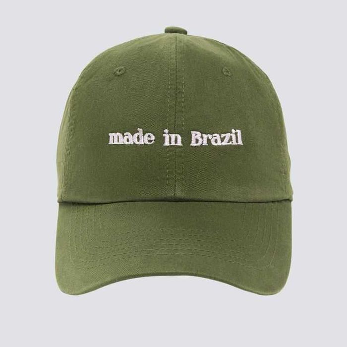 Bordados personalizados em t-shirts, bonés e muito mais