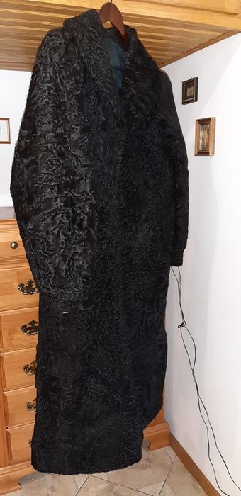 Шуба каракульча чёрная большая много меха на перешив