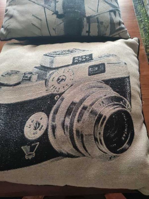 2 almofadas em tons de bege e preto com miolo