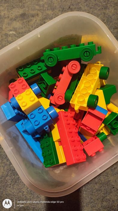 Klocki około 130 elementów i wiaderko