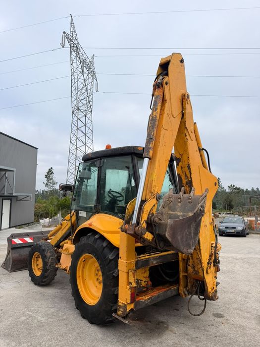 Retroescavadora Newholland  com matrícula