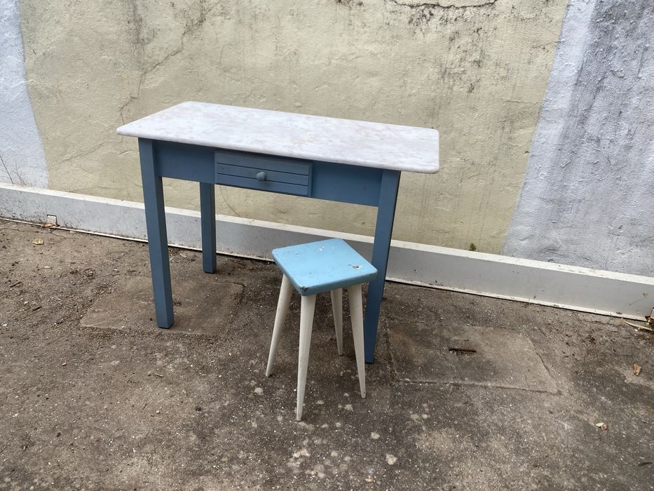 Mesa antiga com pedra marmore