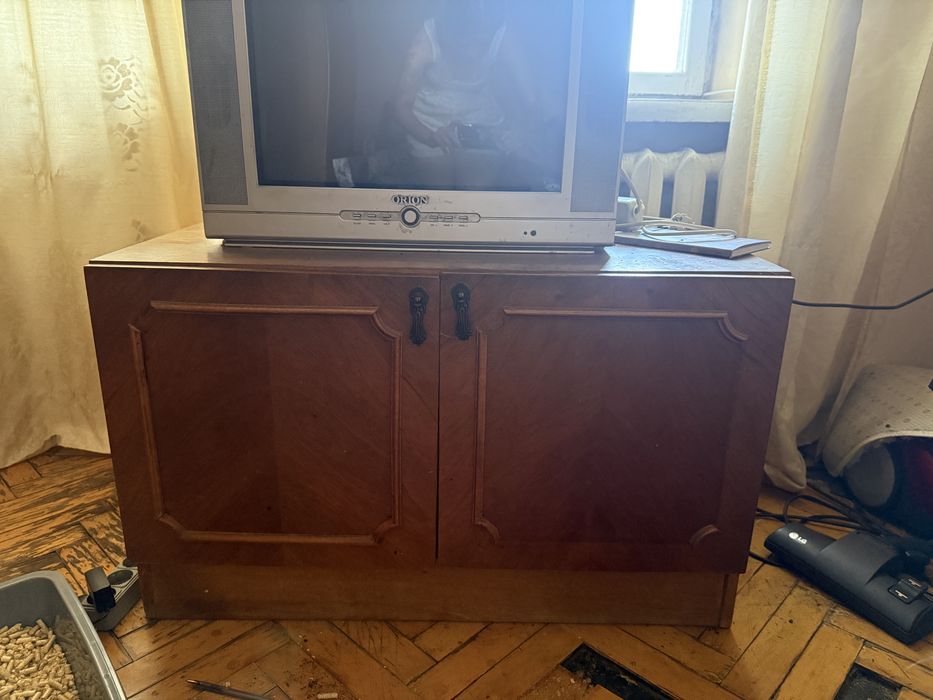 Віддам безкоштовно 2 крусла, тумбу та шкафи. Самовивіз, 5 поверх