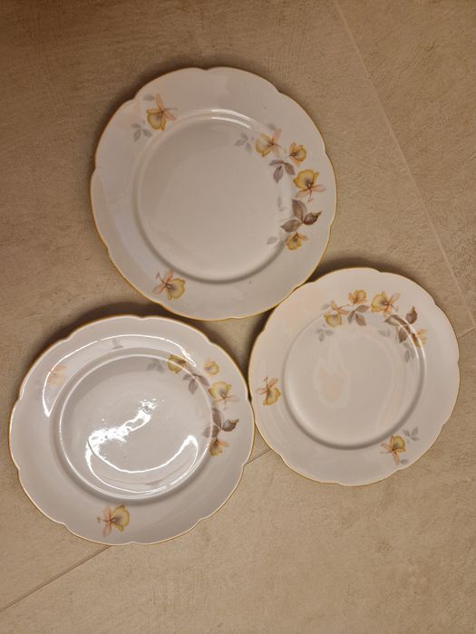 Talerze z polskiej wytwórnia: Fabryka Porcelany „Giesche” S.A. (Katowice-Bogucice).