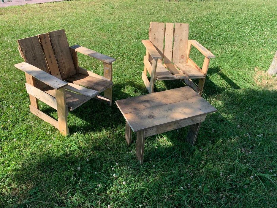 Conjunto para jardim, dois Cadeirões, e uma mesa de apoio