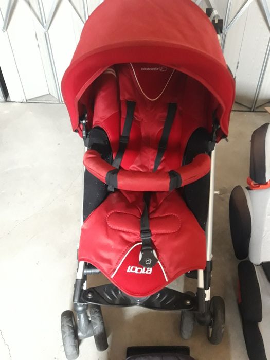 Carinho de bebê, duas cadeiras e assento