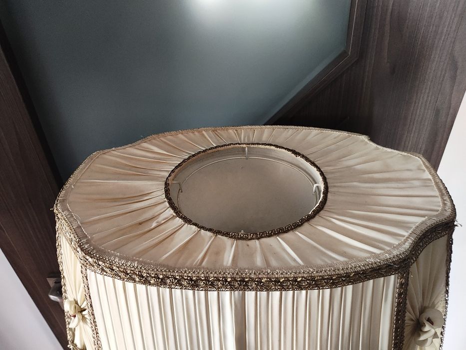 Zabytkowa mosiężna lampa stojąca