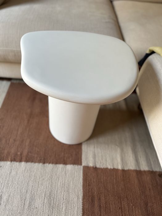 Mesa de apoio exterior ou interior Macarella de cimento branco 48 x 47 cm forma orgânica curva Kave Home
