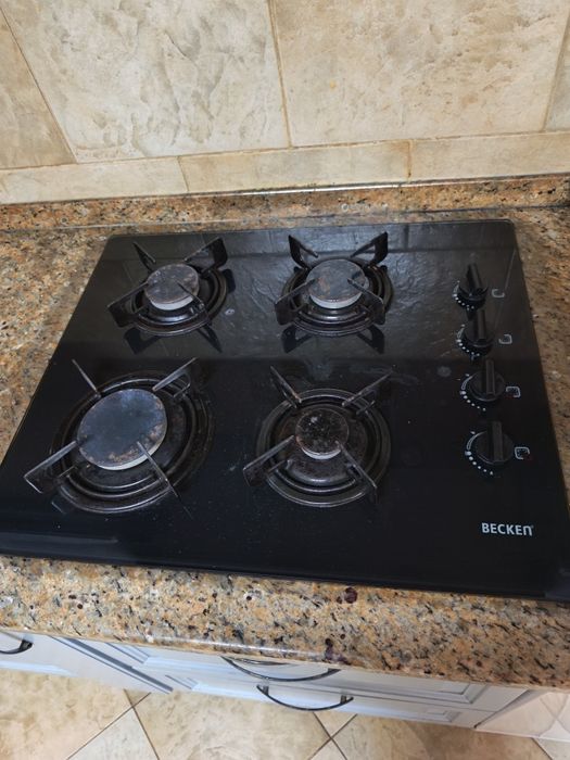 Mobília de cozinha e eletrodomésticos usados