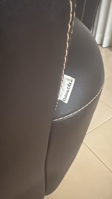 Sofás em pele castanha