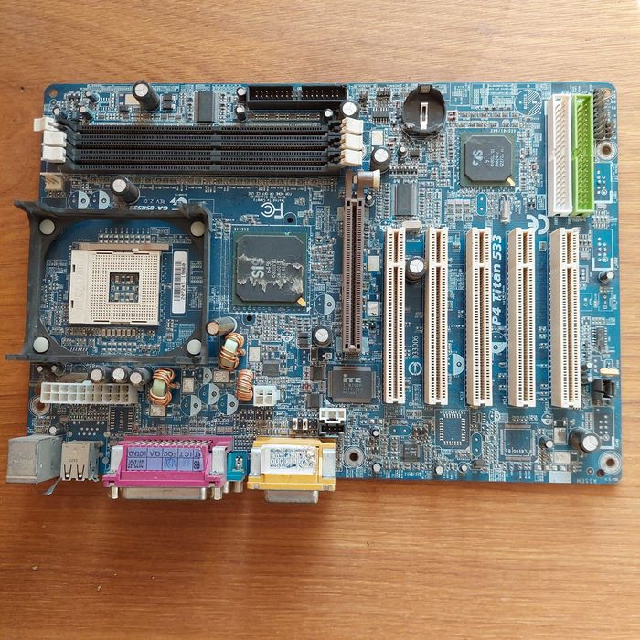 Материнська плата P4 Titan 533, на радіодеталі